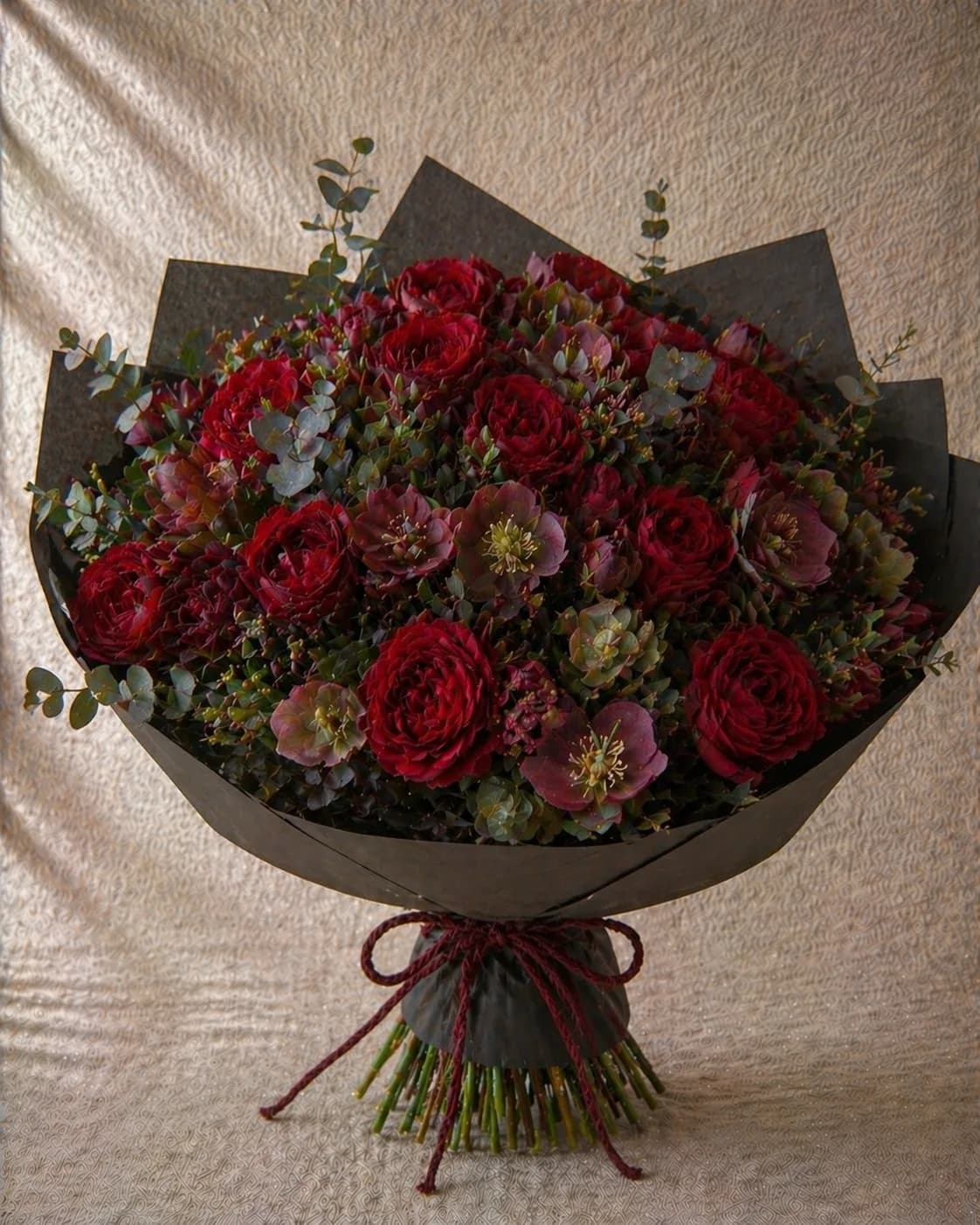 Hellébores et roses rouges