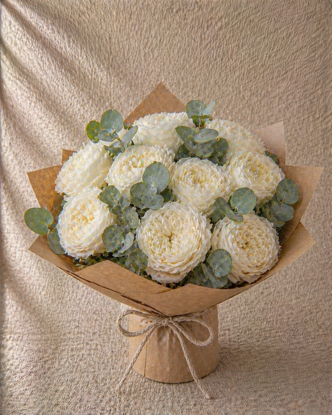 Petit bouquet blanc et vert, sobre et peu parfumé
